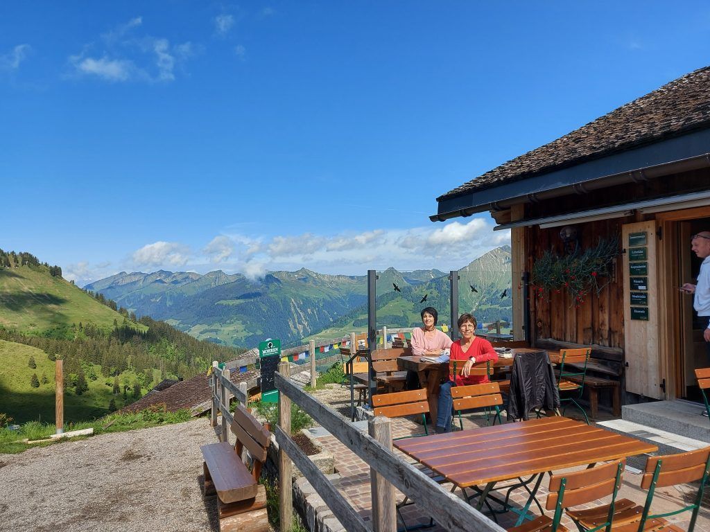 Ein See zwischen drei Alpen