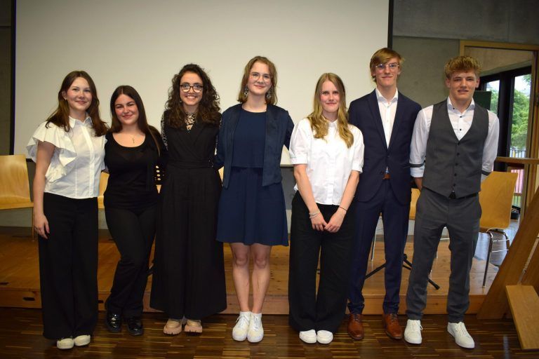 Emma Waldner, Flora Bohle, Viktoria Baumann, Marika Bals, Klara Franz, Jonas Dehn und Hannes Hammerer präsentierten ihre Vorwissenschaftlichen Arbeiten. - © ME