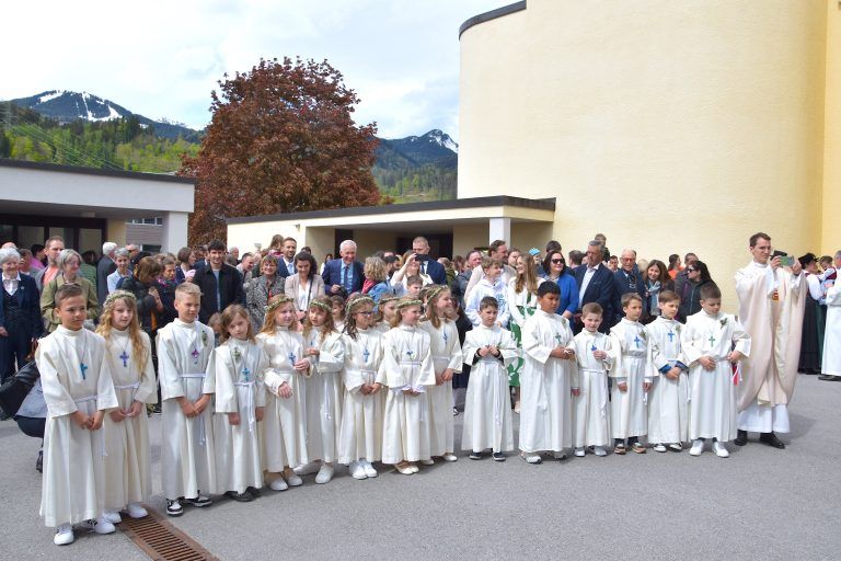 Die Bürser Erstkommunionkinder im Anschluss an die Feier in der Friedenskirche, Kirchplatz