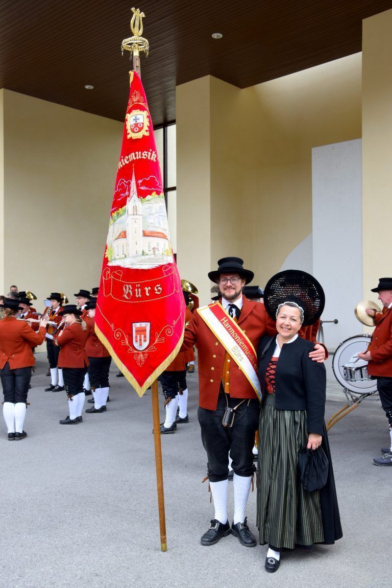 Ständchen der Harmoniemusik Bürs - Feier der Erstkommunion in der Pfarrgemeinde Bürs, Friedenskirche, Kirchplatz
