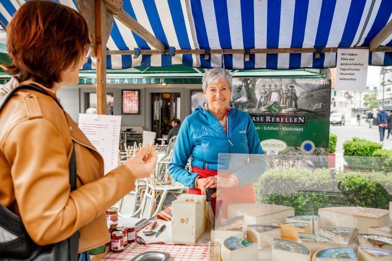 Marktführung mit Karin Fetz über Wochenmarkt in Dornbirn (Thema Käse)