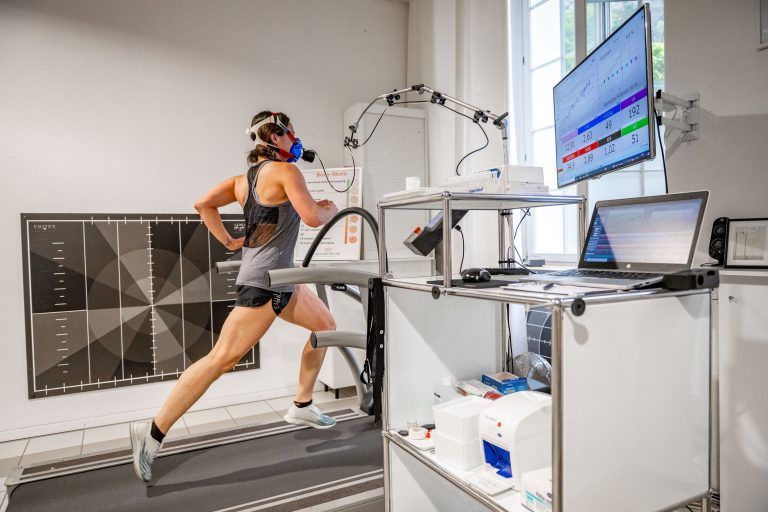 Laufseminar 3 Ländermarathon beginnt mit Laufanalyse bei Günter Ernst Jennifer Bologna Tobias Moser