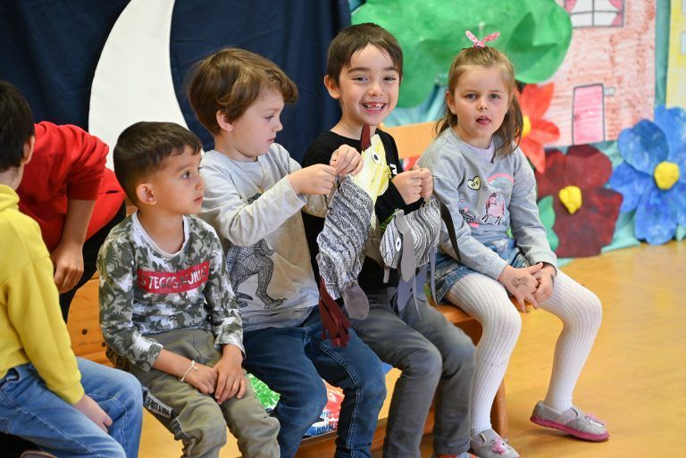 Die Kinder vom Kindergarten Augarten feierten die Mamas zum Muttertag und führten ihnen ein Theaterstück vor. - © bvs