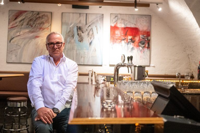 Adlerbar in Großdorf, Vernissage, schließt Ende Mai, Inhaber Klaus Riezler