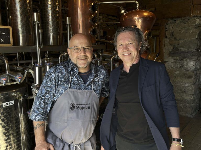 Destillateur Oliver Huber und Mitorganisator Bruno Ratz