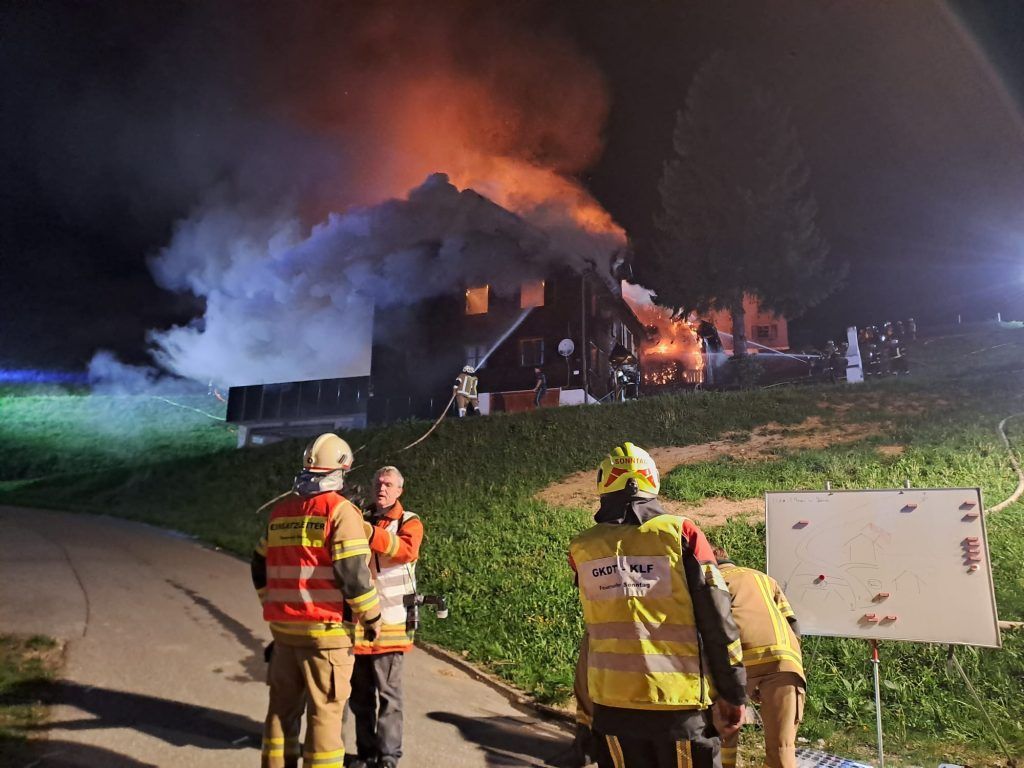 Feuerwehrgroßeinsatz im Großen Walsertal: 28-jähriger Besucher sperrte sich in Zimmer ein