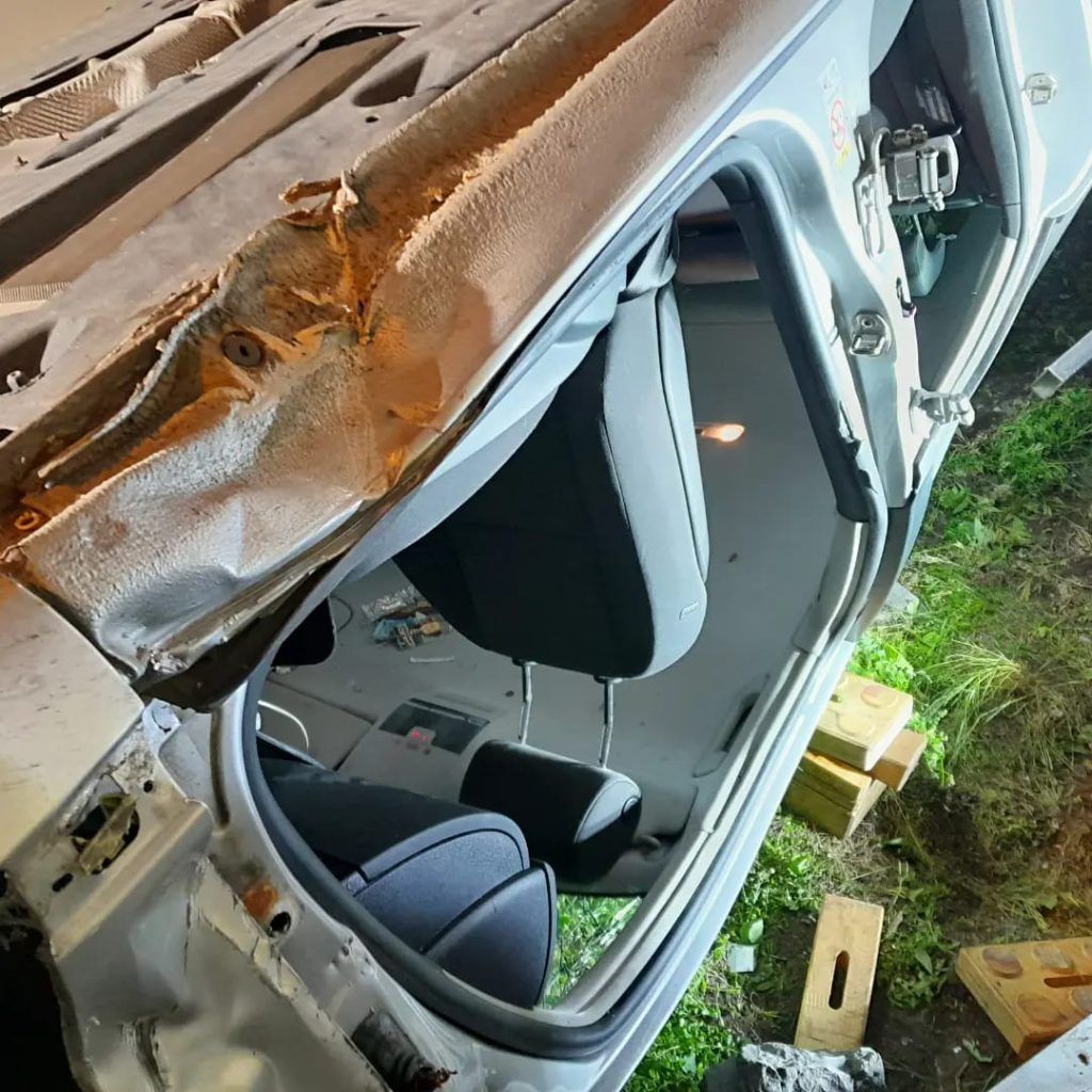 Auto fliegt aus der Kurve: Passantin von Glasteilen verletzt