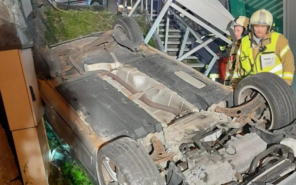 Auto fliegt aus der Kurve: Passantin von Glasteilen verletzt