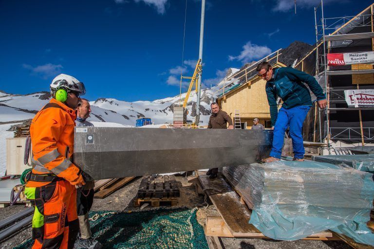 baustelle, bauarbeiten an der totalphütte überhalb vom lünersee im brandnertal, versorgungsflüge durch wucher helicopter