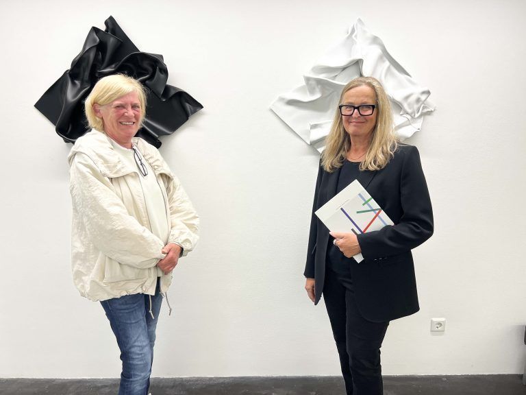 Galeristin Andrea Romagna-Miessgang und die Künstlerin Ilse Aberer luden zur Vernissage in die Galerie.Z