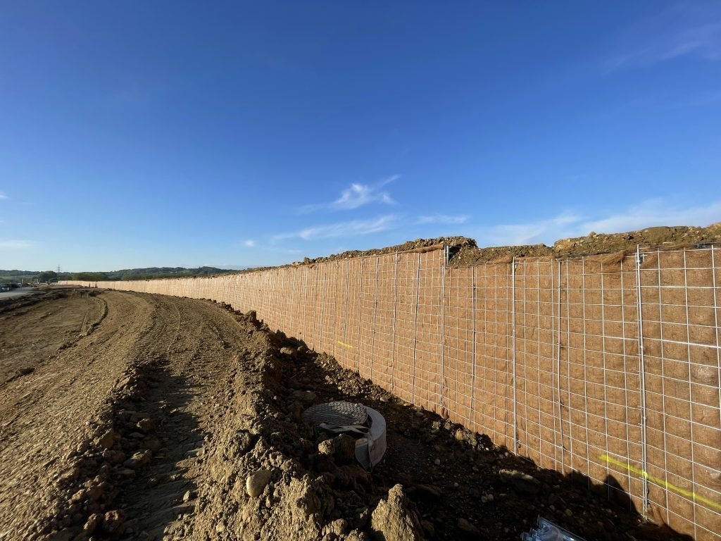 Vorarlberger Unternehmen setzt Meilenstein mit neun Kilometer langer begrünter Lärmschutzwand