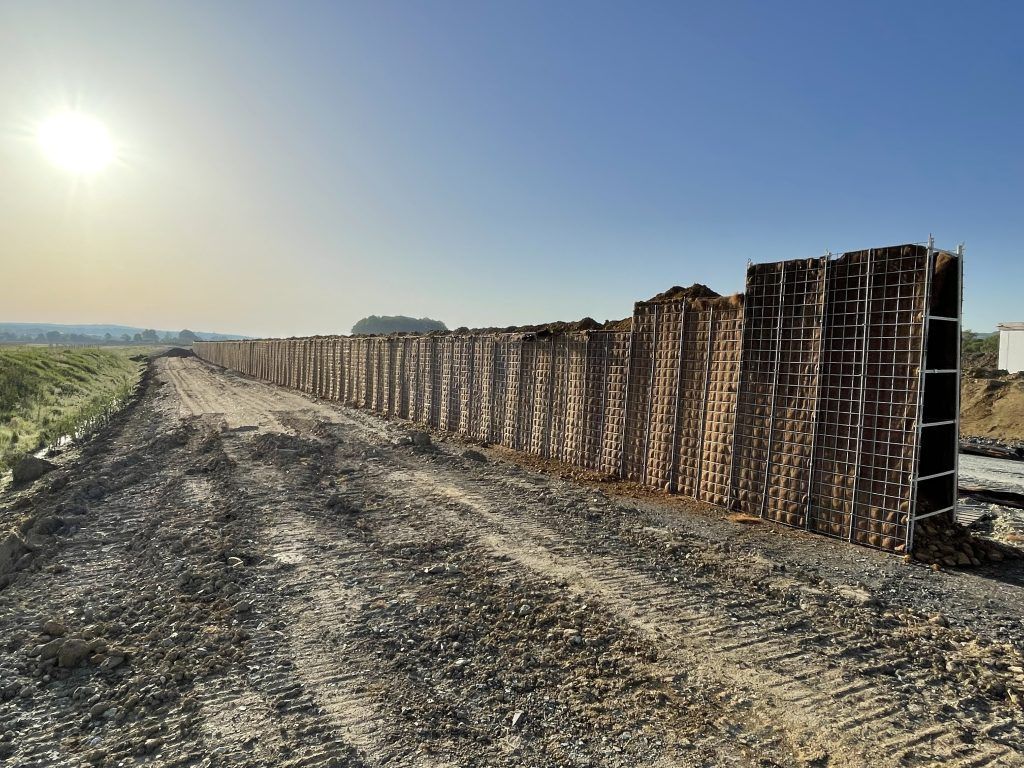 Vorarlberger Unternehmen setzt Meilenstein mit neun Kilometer langer begrünter Lärmschutzwand