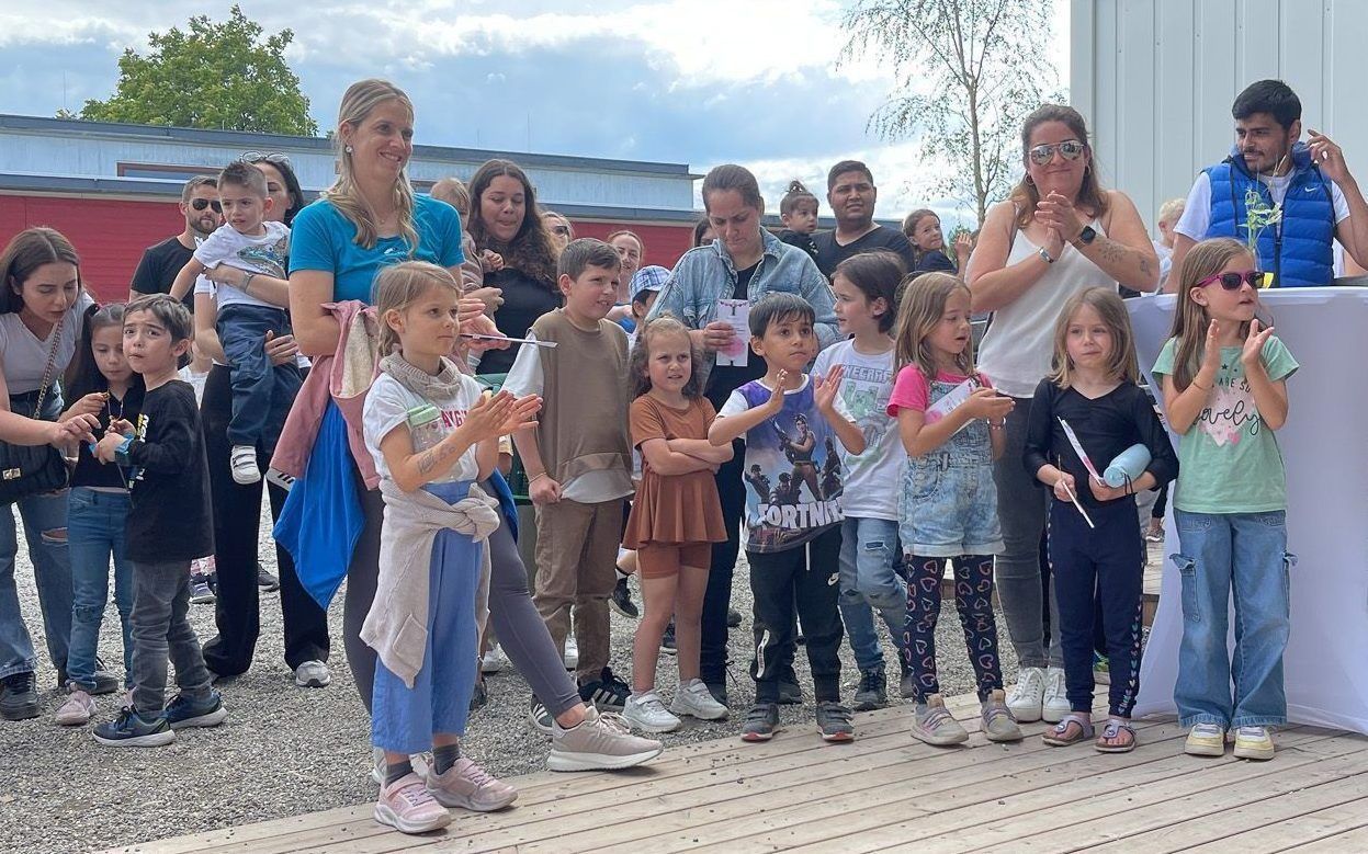 An der Volksschule Rotkreuz durften die zukünftigen Erstklässler mit ihren Eltern die Schule erkunden. - © bvs