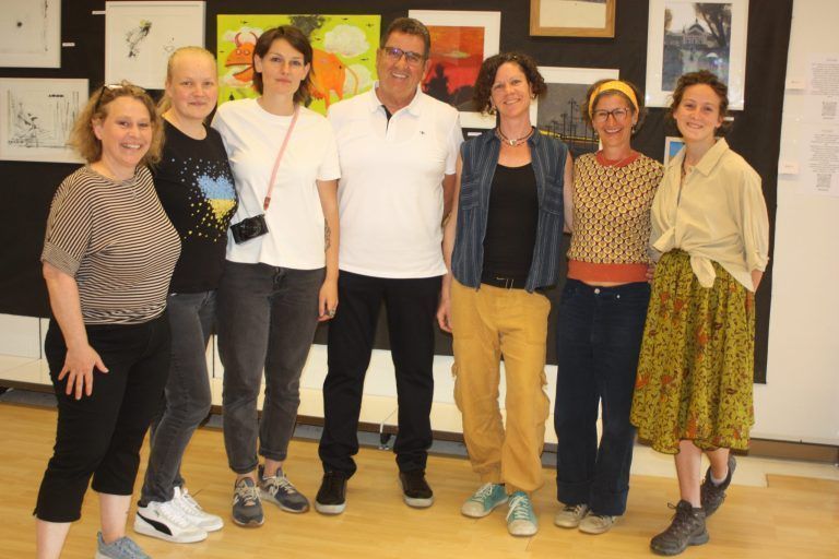 Fotoausstellung Organisatorin Maryna Liapina (dritte von links) mit Rankweil Gemeinderat Helmut Jenny und den Künstlern waren begeistert vom großen Interesse an Besuchern. - © VN-TK