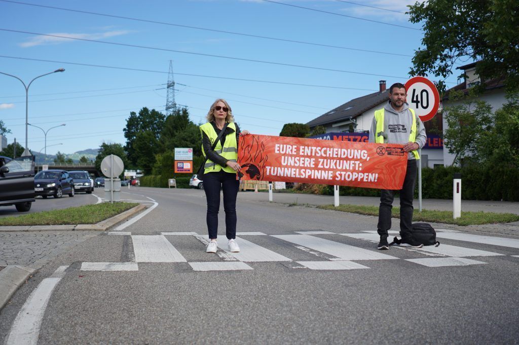 Pfingstreiseverkehr: Staus und Klimaaktivisten