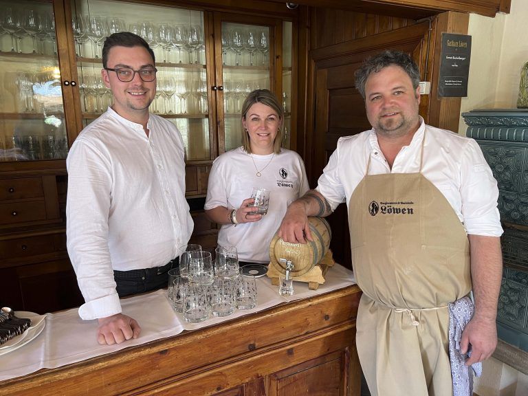 Löwen Hausherrn Markus Berbig sowie Doris und Gernot Bischofberger