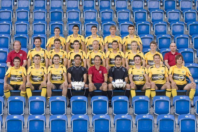 sport SCR Altach, Gruppenaufnahme; Gruppenbild; Elias Kircher, Gernot Suppan, Juergen Prutsch, Alexander Guem, Butrint Vishaj, Mario Mayer, Mattias Sereinig, Andreas Simmer, Andreas Lienhart, Andreas Bammer, Gilles Ganahl, Matthias Koch, Jan Zwischenbrugger, Matthias Steininger, Juergen Pichorner, Orhan Ademi, Patrick Scherrer, Kevin Fend, Adi Huetter, Martin Kobras, Enrico Pfister, Manfred Pamminger, Patrick Pircher; v.l. oben nach rechts […]