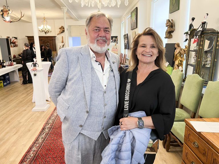 Manuela und Karlheinz Koch amüsierten sich bestens ob der Werke