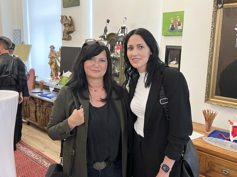 Marlene Grabher und Isabella Blum kamen zur Ausstellungseröffnung