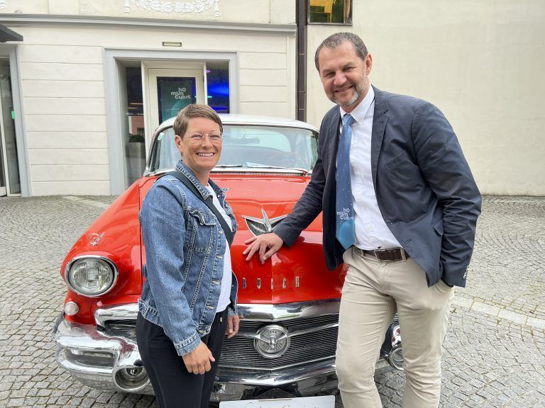 Nina und Roman Giesinger und ein alter Buick