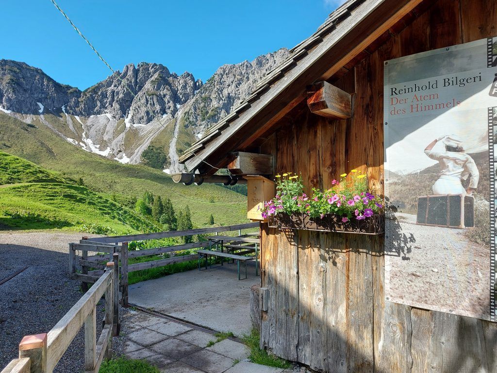 Ein See zwischen drei Alpen
