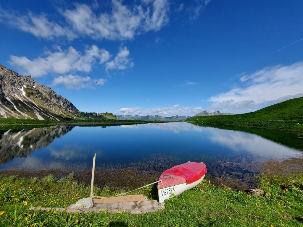 Ein See zwischen drei Alpen