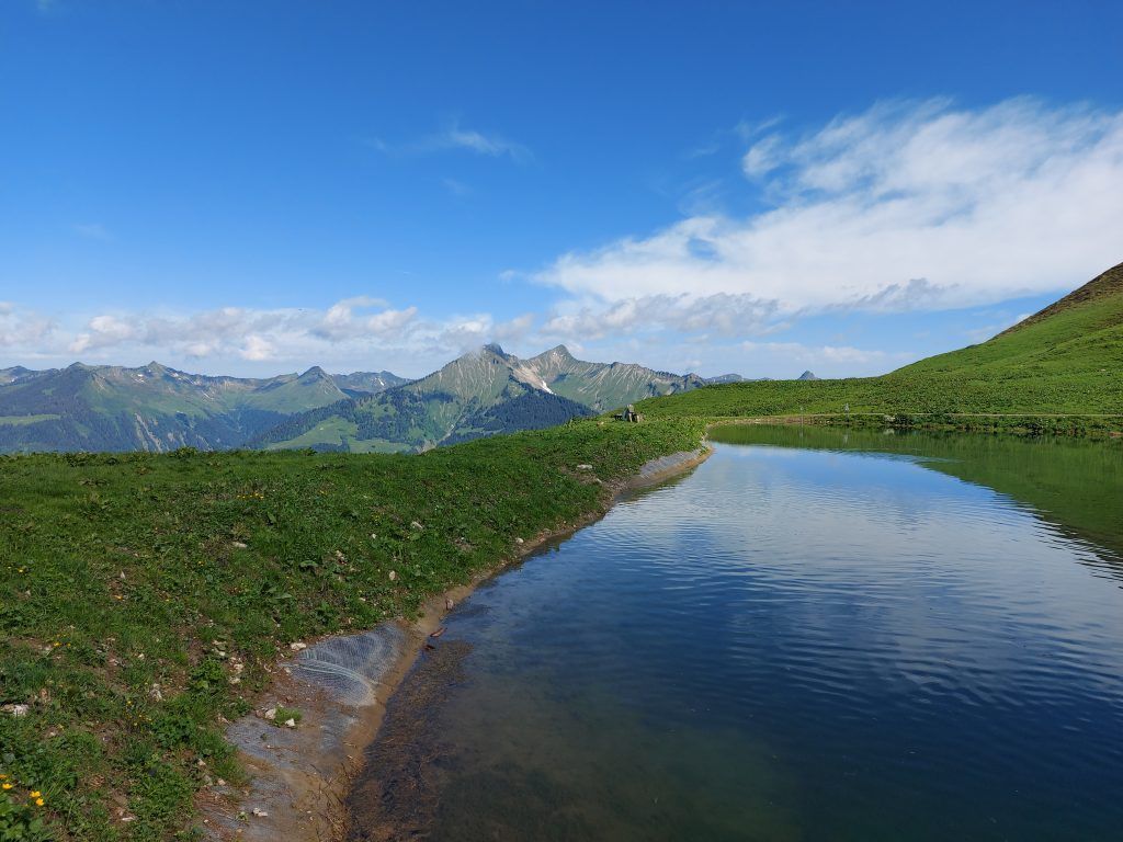 Ein See zwischen drei Alpen