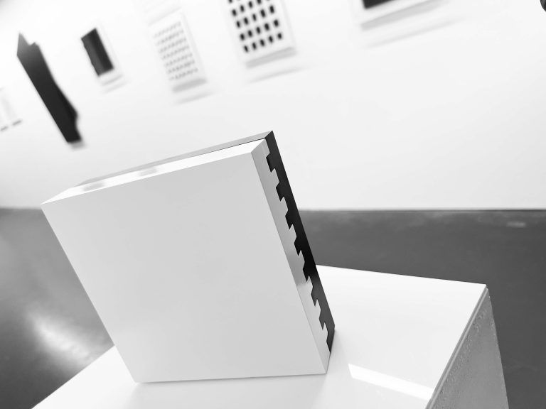 Objekte zieren die Ausstellung ebenso wie Bilder