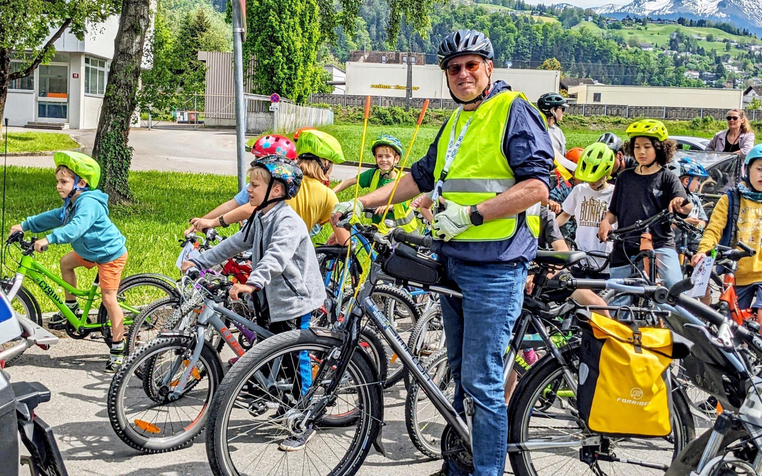 Groß und Klein radelten bei der Kidical Mass für mehr Sicherheit für Radfahrer in Dornbirn. - © Schule