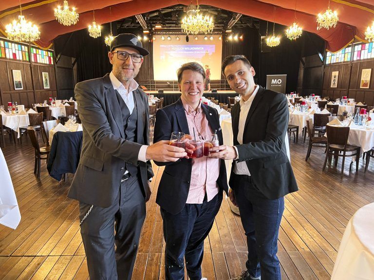 Roman Zöhrer mit Lisa-Marie Berkmann (Freudenhaus) und Christian Stadler (MO Catering) feierten gemeinsam Jubiläum und Zusammenarbeit
