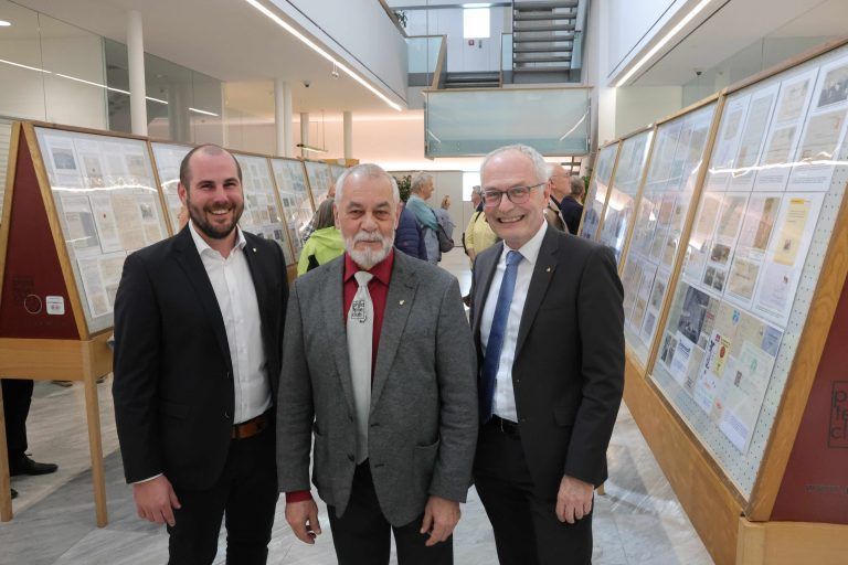 Ausstellung von Willi Schmidt im Foyer der Sparkassen-Zentrale
