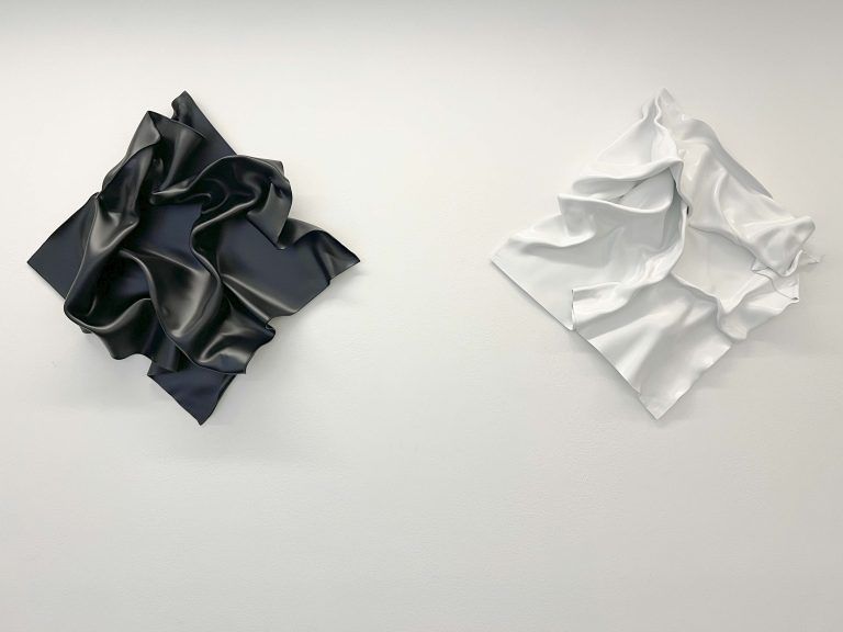 Schwarzes und Weißes als roter Faden in der Ausstellung