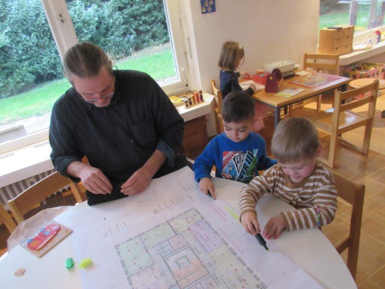  BU – Fathi und Konstantin überzeugen sich gemeinsam mit Architekt Markus Wäger von den Neubauplänen