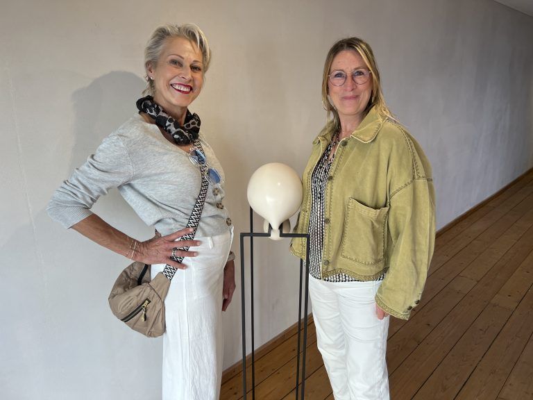 Susanne Lehmann und Sylvia Abon inmitten der Kunst