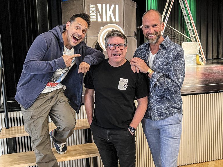 Tricky Niki, Veranstalter Dieter Heidegger und Manager Robert Burda brachten Humor in den Löwensaal