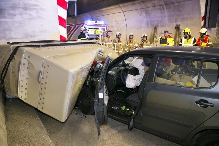 Feldkirch am 26.5.2024 VU im Ambergtunnel, PKW Lenker vermutlich wegen Sekundenschlaf links in die Tunnelnische gekracht, wurde vom Notarzt zur Untersuchung ins LKH Feldkirch eingeliefert, eher leichte Verletzungen, Tunnel 1 Stunde komplett gesperrt, Feuerwehr Ranwkeil sicherte die Unfallstelle ab, saeuberte die Unfallstelle, stellte dreifachen Brandschutz, hat ausgetretene Fluessigkeiten gebunden.