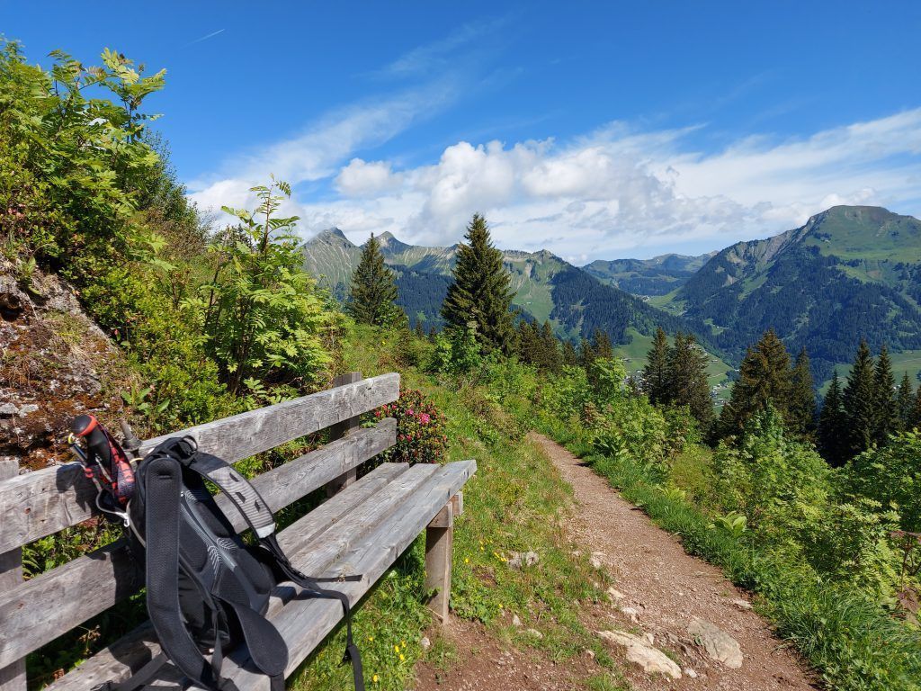 Ein See zwischen drei Alpen