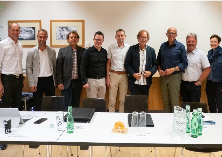 Bürgermeister Wolfgang Lässer -(Schlins), Andreas Dobler (Satteins), Simon Lins (Schnifis), Michael Ammann (Röns), Florian Kasseroler (Nenzing), Walter Gohm (Frastanz) und Gerold Mähr (Düns) mit Regio Im Walgau Geschäftsführerin Eva-Maria Hochhauser-Gams (re) und Projektbegleiter Dr. Andreas Pölzl (li) - © Privat
