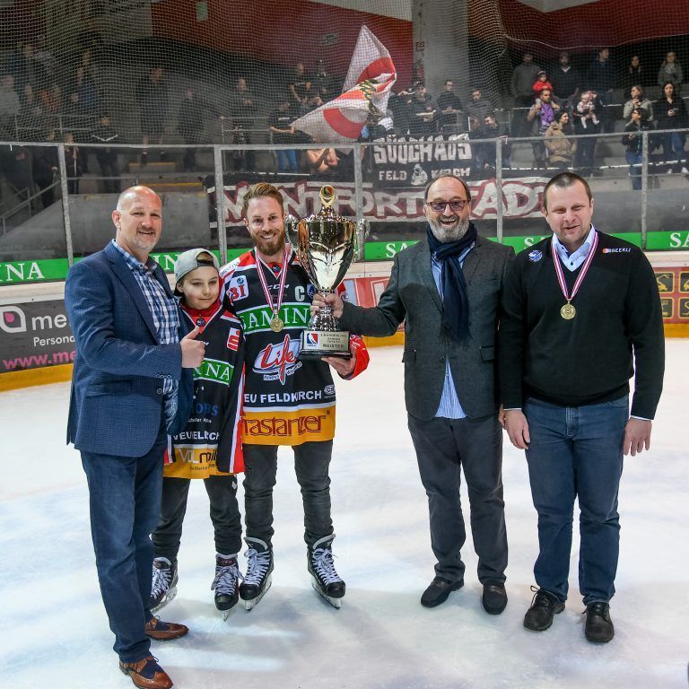 Eishockey AHL VEU Feldkirch - Übergabe Meisterpokal 2017, Pokal und Medaillenübergabe an die Mannschaft der VEU Feldkirch als bestes österreichisches AHL-Team: president Pit Gleim (Feldkirch), Kapitaen Youssef Riener (Feldkirch), Vizepräsident für sportliche Angelegenheiten
Peter Schramm (ÖEHV) und head coach Michael Lampert (Feldkirch). 