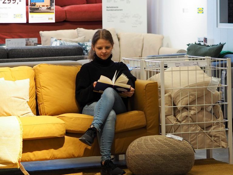 Isabella Simma ist mit ihren "Möbelhausgeschichten" bereits in den Top 10 gelandet. Wie wird es weitergehen? - © Privat
