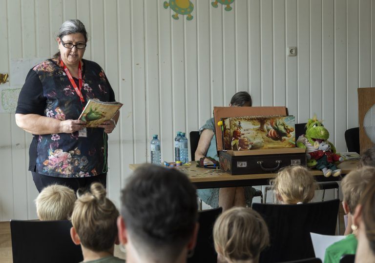 Buch am Bach 2023; 12. Buch am Bach; 12. VN-Kinder- und Jugendbuchmesse Bilder von den Lesungen, Workshops, den Bücherguides, dem Buchhandel, den Ständen im Foyer, von lesenden Kindern in der Kulturbühne Ambach und im Schlössle