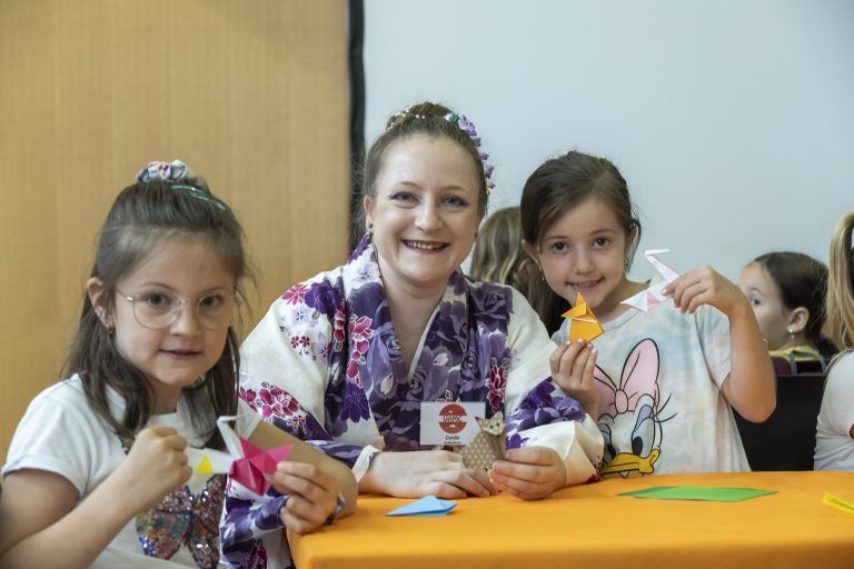 Buch am Bach 2023; 12. Buch am Bach; 12. VN-Kinder- und Jugendbuchmesse Bilder von den Lesungen, Workshops, den Bücherguides, dem Buchhandel, den Ständen im Foyer, von lesenden Kindern in der Kulturbühne Ambach und im Schlössle