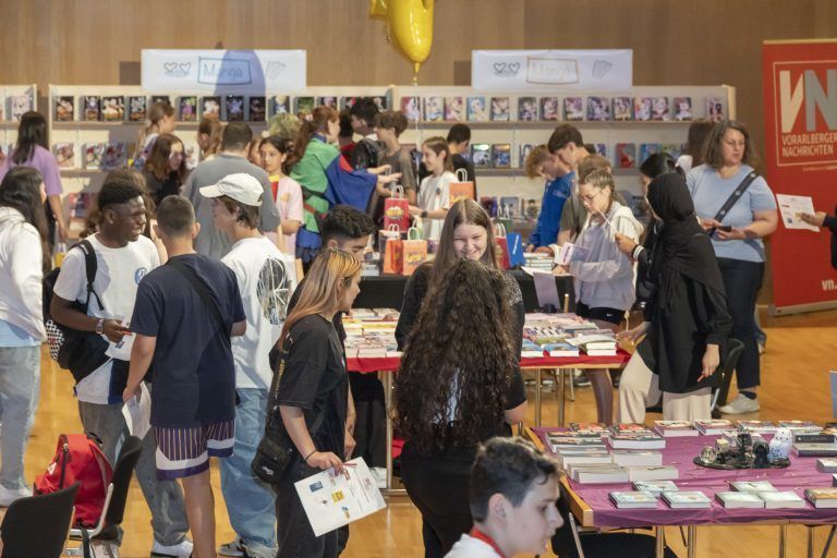 Buch am Bach 2023; 12. Buch am Bach; 12. VN-Kinder- und Jugendbuchmesse Bilder von den Lesungen, Workshops, den Bücherguides, dem Buchhandel, den Ständen im Foyer, von lesenden Kindern in der Kulturbühne Ambach und im Schlössle
