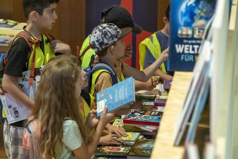 Buch am Bach 2023; 12. Buch am Bach; 12. VN-Kinder- und Jugendbuchmesse Bilder von den Lesungen, Workshops, den Bücherguides, dem Buchhandel, den Ständen im Foyer, von lesenden Kindern in der Kulturbühne Ambach und im Schlössle Tag 2