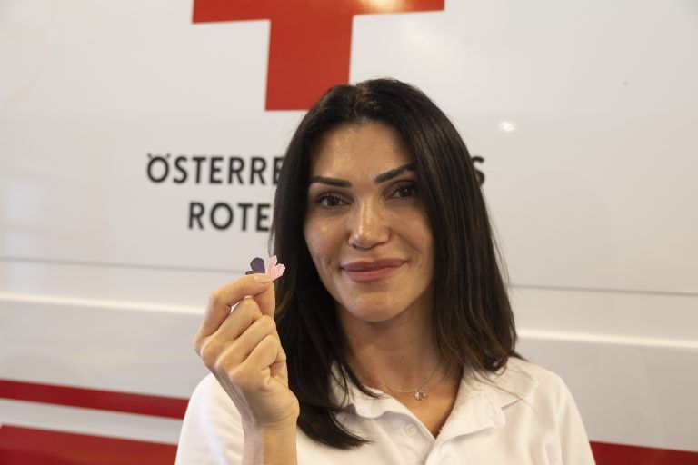 Kurzporträt mit einer Mama vom Roten Kreuz für die VN zum Muttertag. Gülcan Akin ist Sanitäterin beim Roten Kreuz und Mama