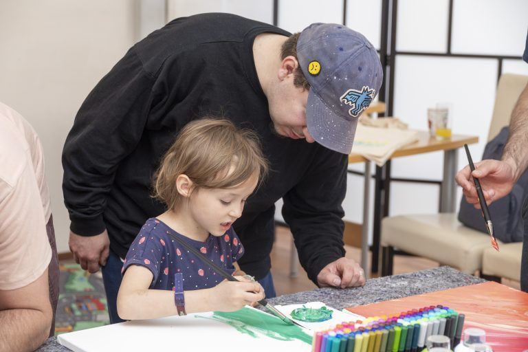 Zu Besuch im neuen Papa-Kind-Café in Bregenz. Termin mit Markus Schwarzl vom Café und den Papas die vor Ort sind zum großen Muttertagsbasteln. Auch da ist Künstler Domingo Mattle, der beim Basteln hilft