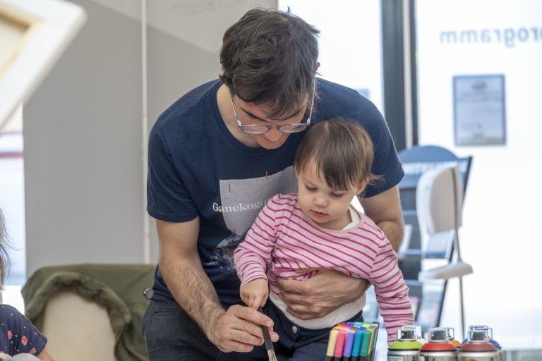 Zu Besuch im neuen Papa-Kind-Café in Bregenz. Termin mit Markus Schwarzl vom Café und den Papas die vor Ort sind zum großen Muttertagsbasteln. Auch da ist Künstler Domingo Mattle, der beim Basteln hilft