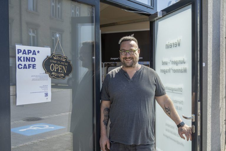 Zu Besuch im neuen Papa-Kind-Café in Bregenz. Termin mit Markus Schwarzl vom Café und den Papas die vor Ort sind zum großen Muttertagsbasteln. Auch da ist Künstler Domingo Mattle, der beim Basteln hilft