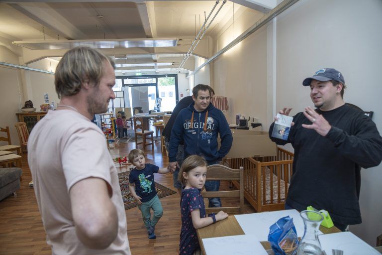 Zu Besuch im neuen Papa-Kind-Café in Bregenz. Termin mit Markus Schwarzl vom Café und den Papas die vor Ort sind zum großen Muttertagsbasteln. Auch da ist Künstler Domingo Mattle, der beim Basteln hilft