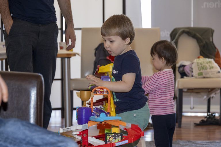 Zu Besuch im neuen Papa-Kind-Café in Bregenz. Termin mit Markus Schwarzl vom Café und den Papas die vor Ort sind zum großen Muttertagsbasteln. Auch da ist Künstler Domingo Mattle, der beim Basteln hilft